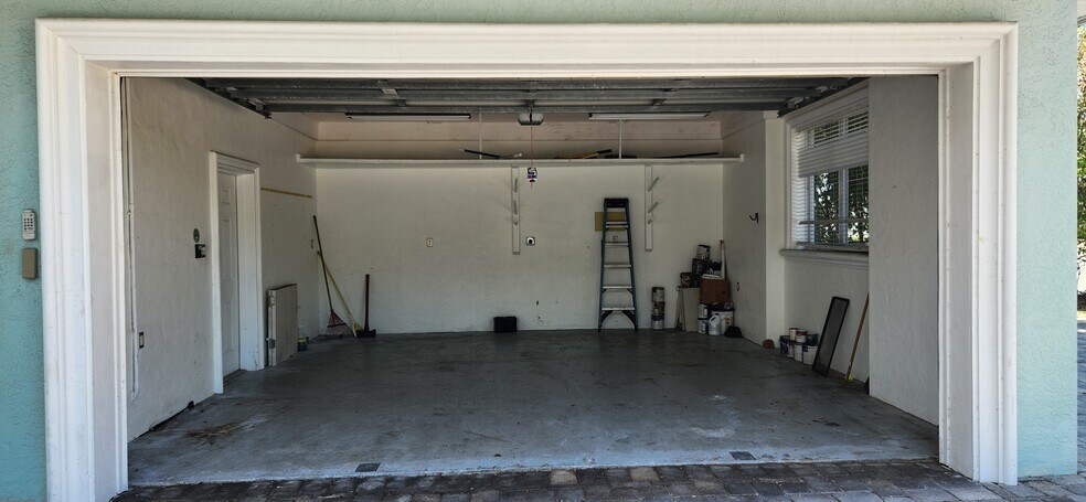 Garage - 1066 SE Saint Lucie Blvd