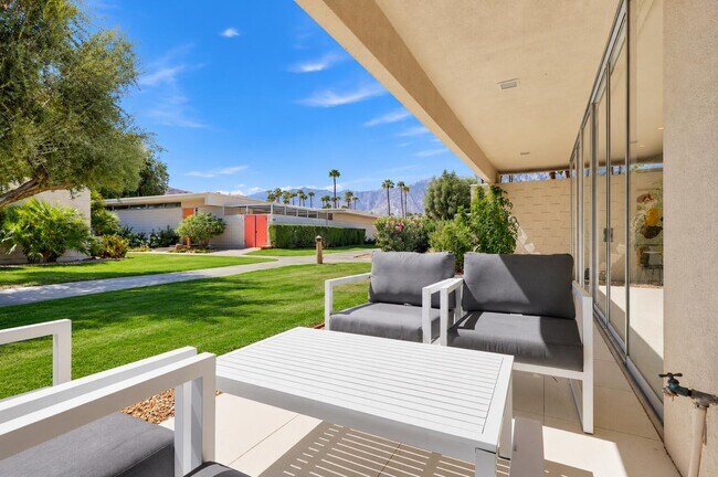 Building Photo - 340 Desert Lakes Dr