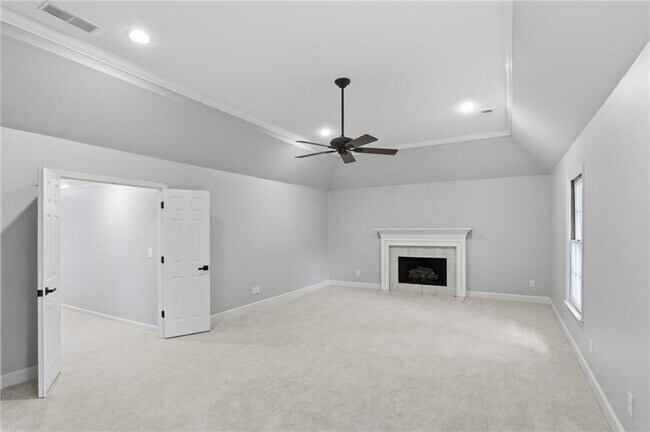 Building Photo - 4563 Fountain Dr NE