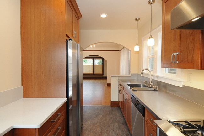 Building Photo - Beautiful Craftsman Home in Desired Neighb...
