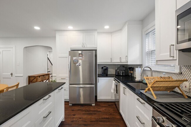 Building Photo - Beautiful 4 Bedroom Home off Of Cutshaw Ave! ***Available Early August 2026***
