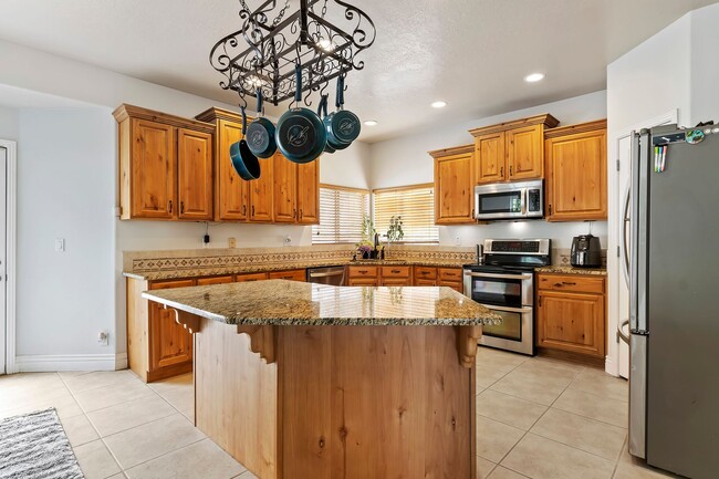Building Photo - 4 Bedroom/ 4 Bathroom Home In Draper