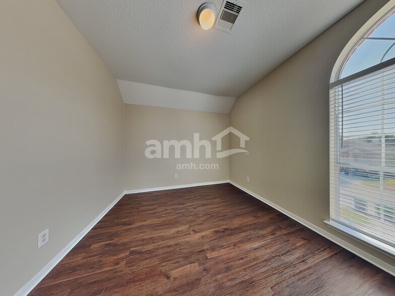 Building Photo - 439 Pinewood Ridge Dr