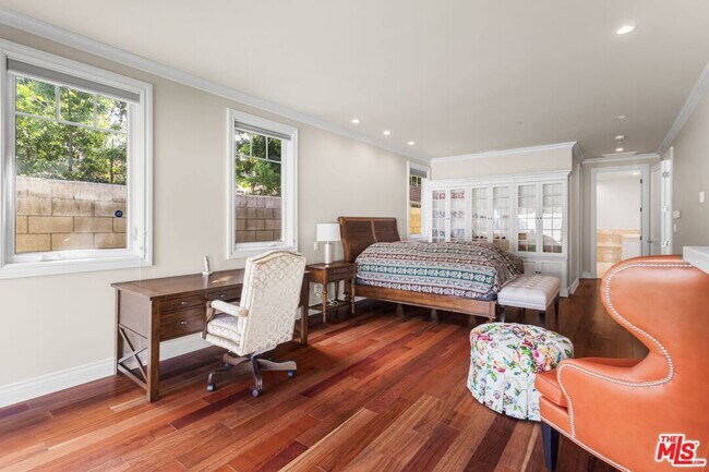 Building Photo - 209 25th St