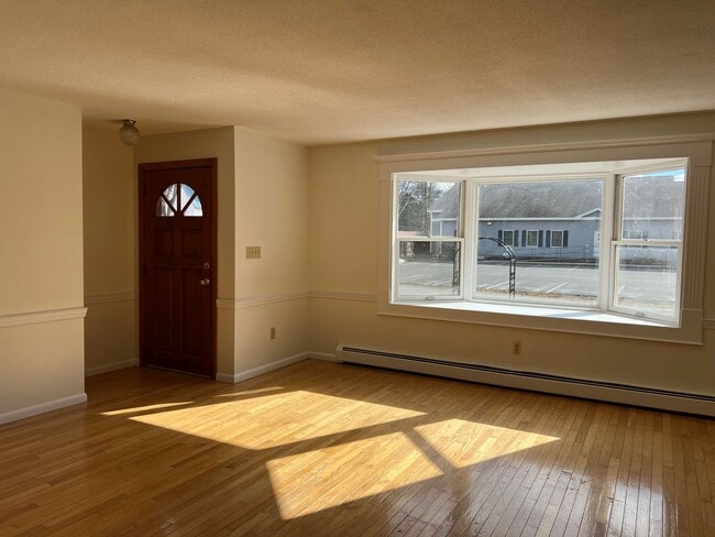 Building Photo - 3 Bedroom / 1 bathroom single family house