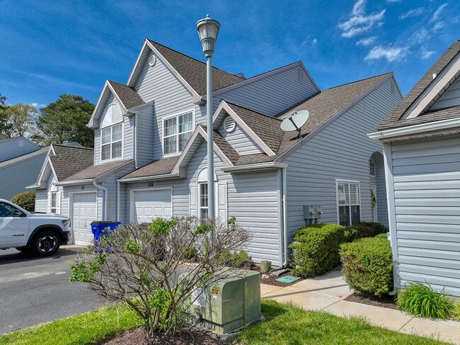 Building Photo - Year-round rental - 4 br 2.5 ba Twin Home in Seabright Village – East of Route 1