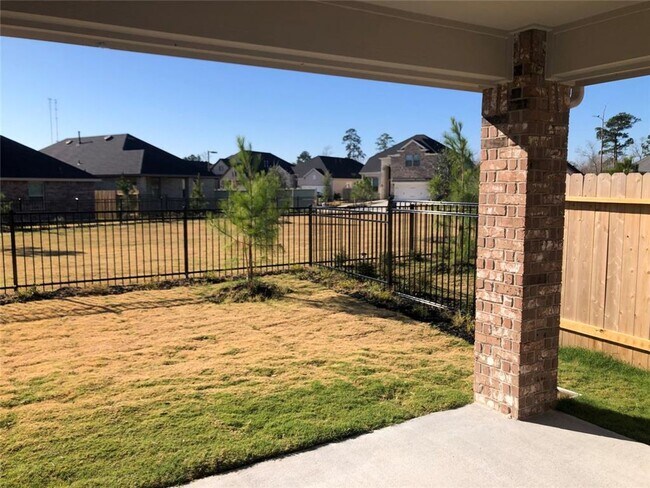 Building Photo - Fabulous home in a beautiful GATED MASTER PLANNED COMMUNITY