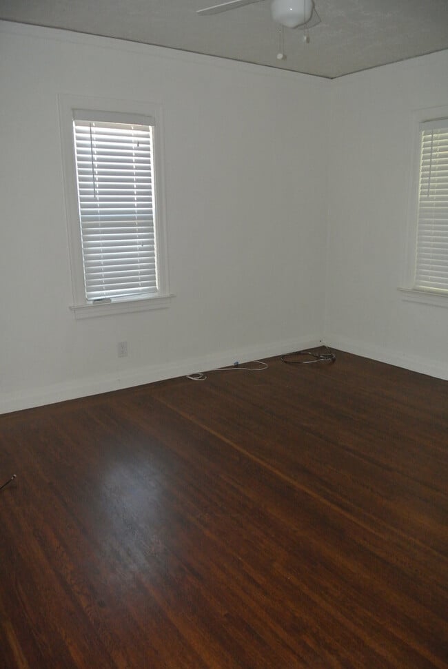Building Photo - **COMING SOON!!** Spacious 2 Bedroom, 1 Bathroom Home near Convenient Old Town Pittsburg