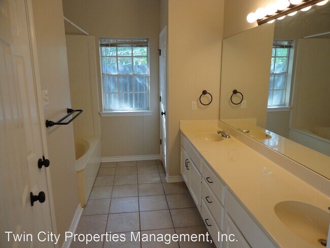 Building Photo - 4 br, 2 bath House - 1712 Laura Ln.