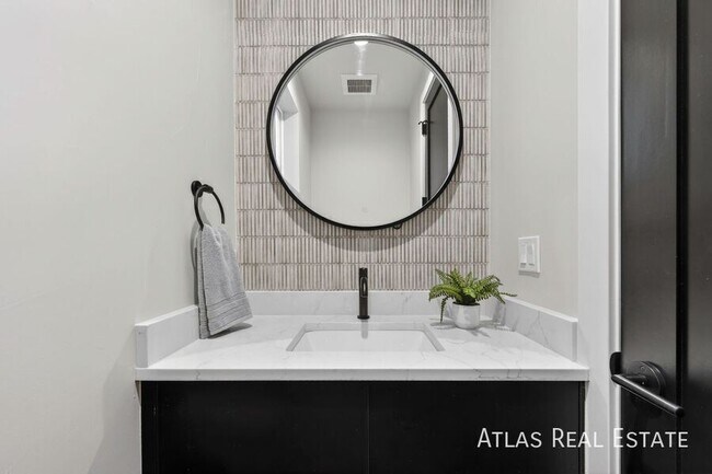 Building Photo - 830 Cherry St