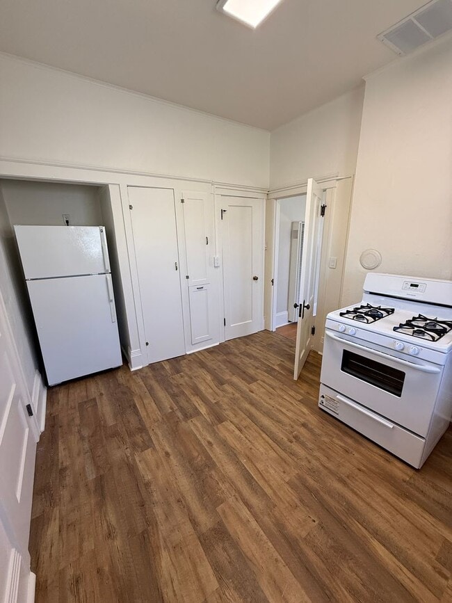 Building Photo - 2 Bedroom, 1 bathroom second floor apartme...