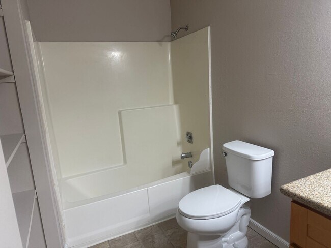 Building Photo - Remodeled South East Condo