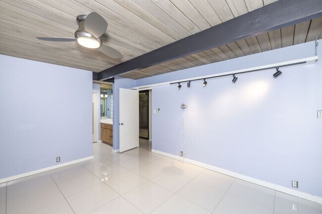 Building Photo - Charming Eichler in Super Desirable Community Center!