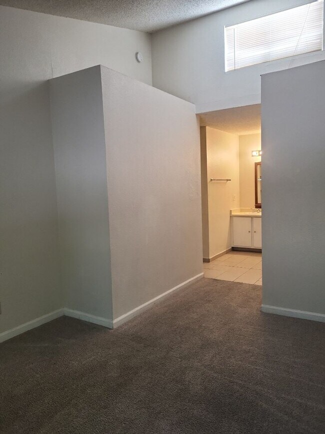 Building Photo - 2100 Highview Ct