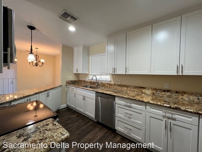 Building Photo - 5 br, 3 bath House - 1901 Walnut Ave - 105...