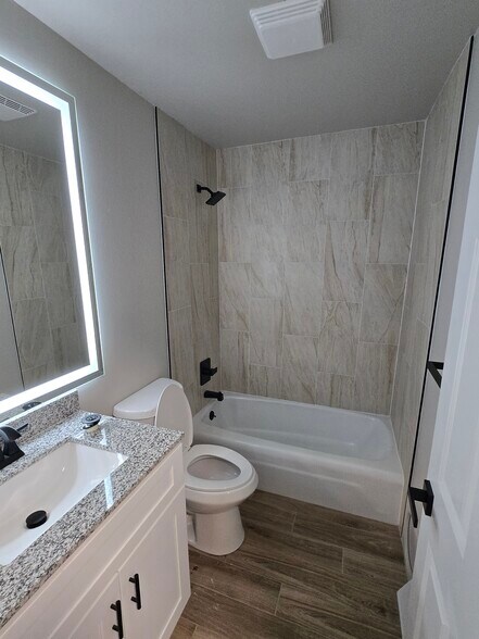 Building Photo - 4711 Bella Dr