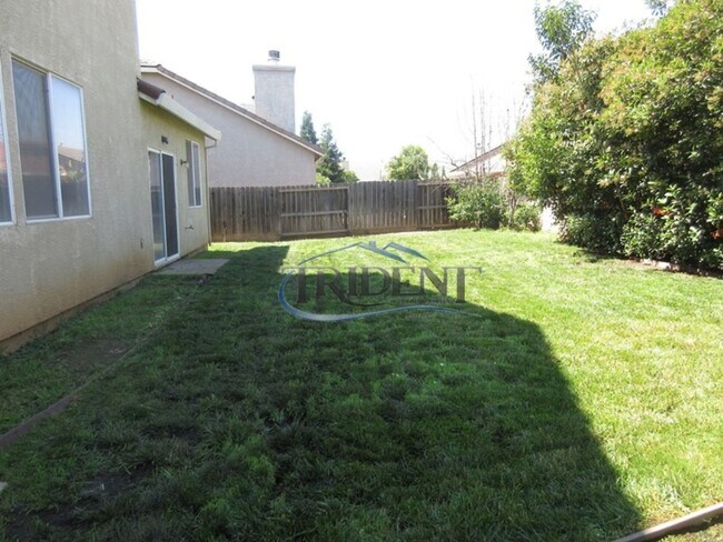 Building Photo - 4 bedroom, 3 bath house with approx. 2,183 sq. ft.