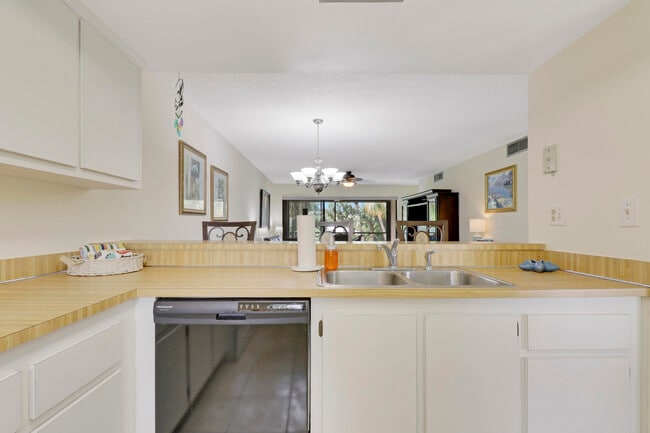 Building Photo - 1600 NE Dixie Hwy