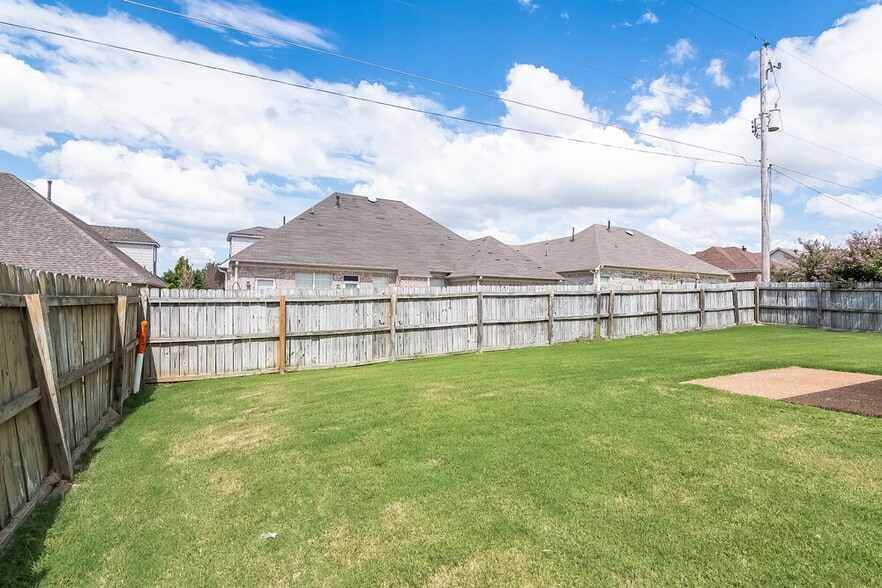 Building Photo - 1597 Far Dr