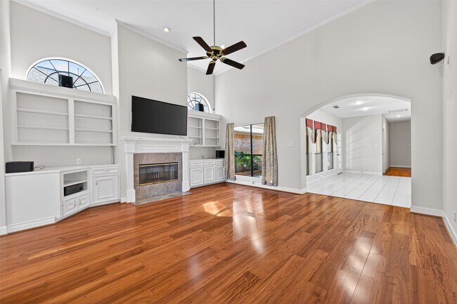 Building Photo - 8023 Oakwood Hollow St