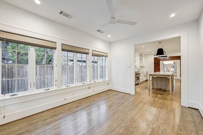 Building Photo - Completely renovated Heights historic bung...