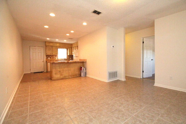 Building Photo - 2BR/1BA Apartment in Prime Pace Location –...