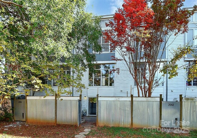Building Photo - 2040 Atherton Heights Ln