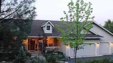 Building Photo - Showings Beginning Next week!!! Gorgeous Semi Custom Apple Valley Home!!