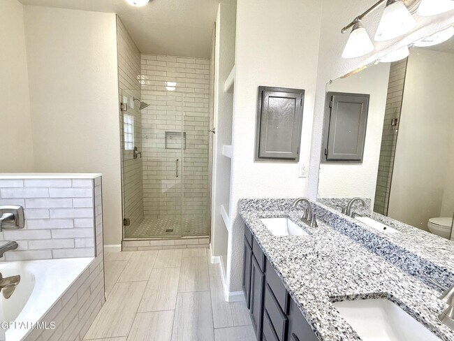 Building Photo - 12749 Tierra Salas Dr