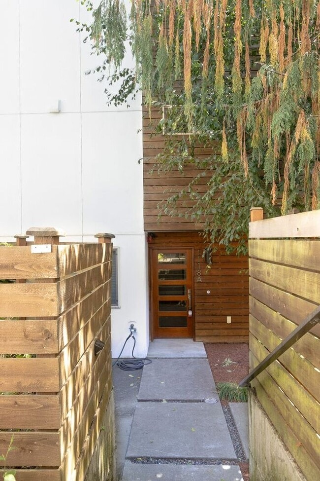 Building Photo - Air Conditioned Judkins Parkside Townhome ...