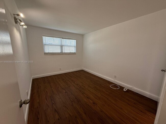 Building Photo - 4050 NE 12th Terrace