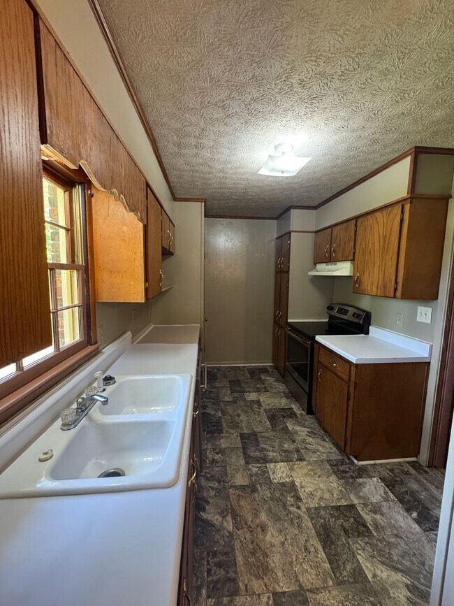 Building Photo - 400 7th Ave NE