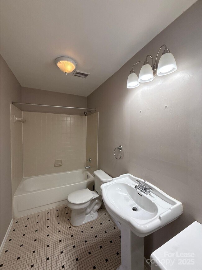 Building Photo - 2518 Cranbrook Ln