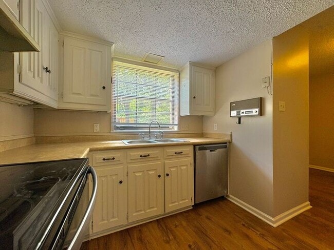 Building Photo - Available Now! Beautiful 3 bedroom 2.5 bat...