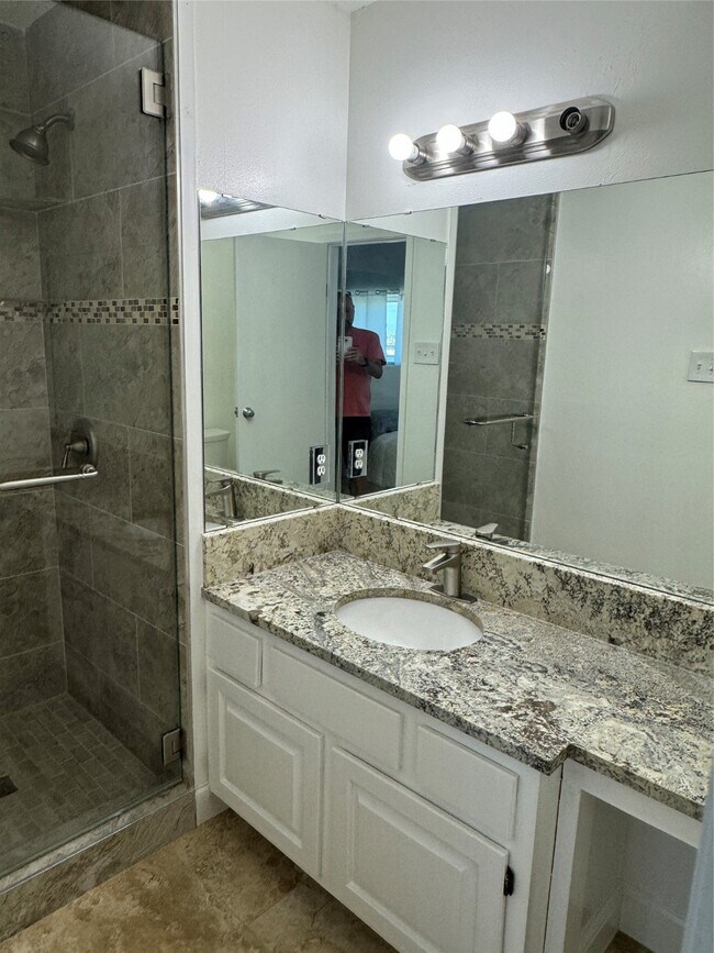 Building Photo - 8416 Seawall Blvd