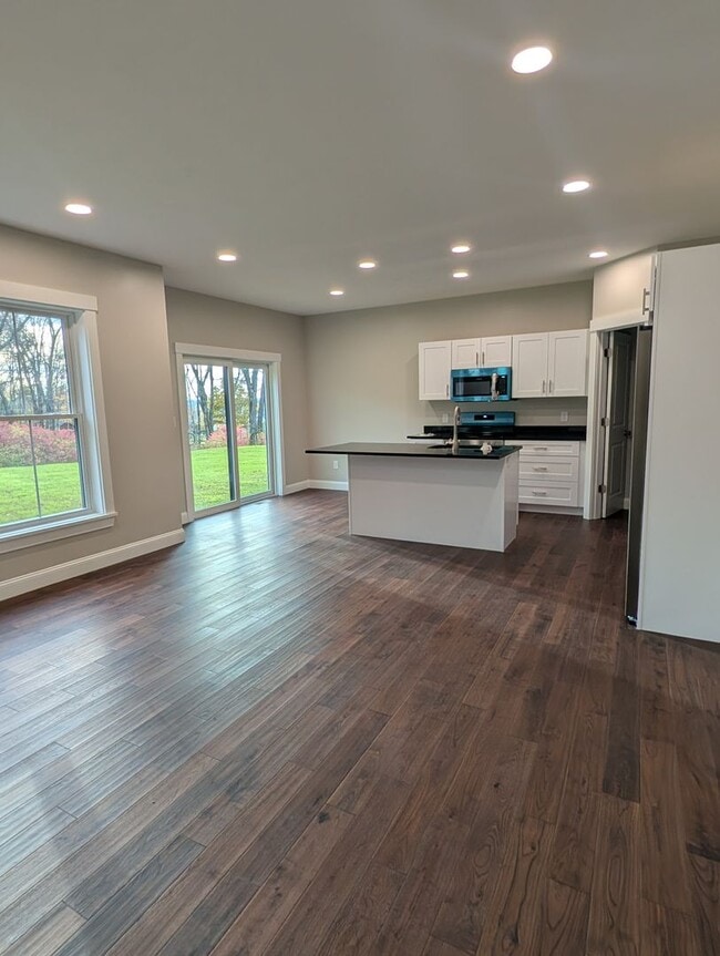 Building Photo - 398 Sutton St