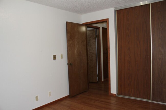 Building Photo - 2bd/1ba in Beautiful Residential Area! Clo...
