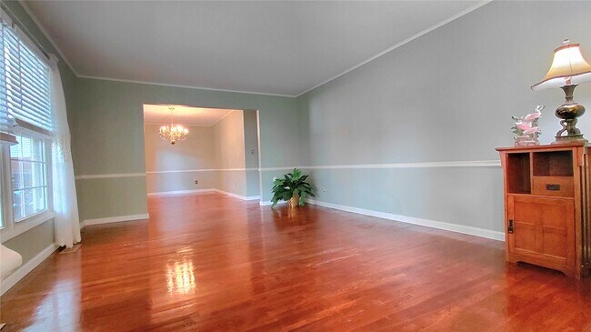 Building Photo - 874 Hollyridge Dr