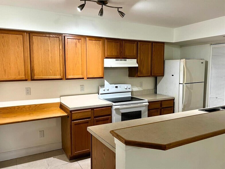 Building Photo - 9905 Westwood Dr