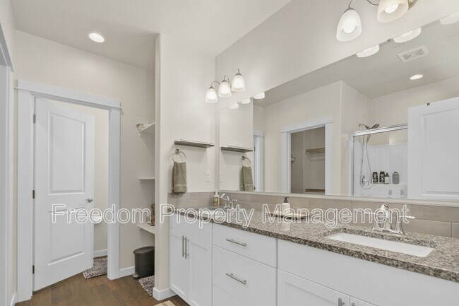 Building Photo - 6218 W los Flores Dr