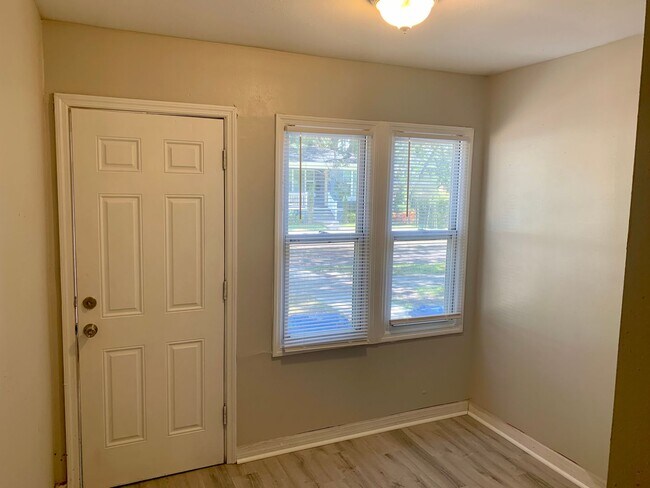 Building Photo - 2 BED 1  BATH DUPLEX MINUTES FROM DOWNTOWN ST PETERSBURG!
