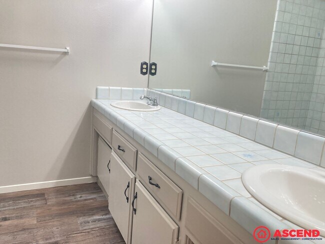 Building Photo - Spacious 3BD/2BA Home in Bakersfield's Desirable 93312