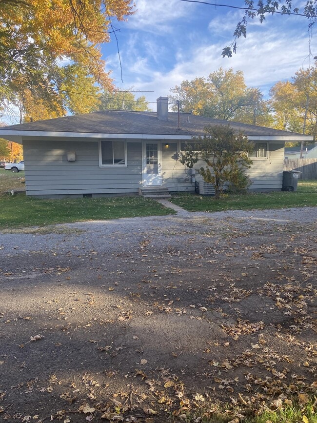 Building Photo - 1355 Bensch Dr