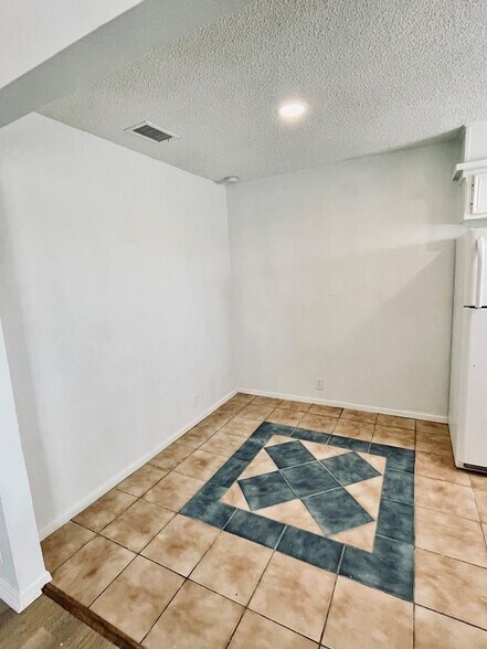 Building Photo - 1203 Redwood St