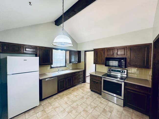 Building Photo - {12119} Spacious Home in Fantastic Locatio...