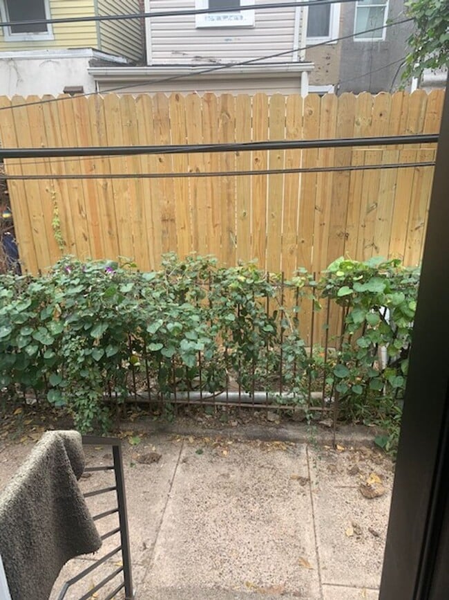 Building Photo - Beautiful 3 Bedroom / 2 Bathroom Home with Exposed Brick – Available Now!