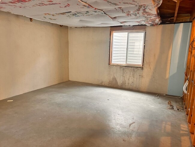 Building Photo - 4 Bedroom, 2 Bathroom in the Lower Rattles...