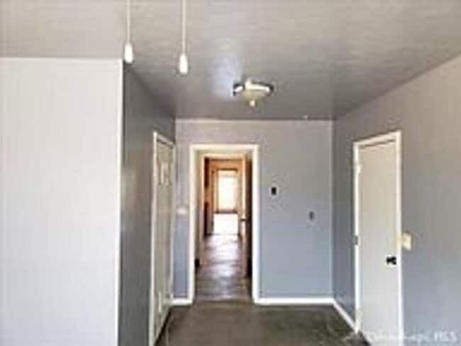 Building Photo - Beautiful 3/2 in Oak Knolls