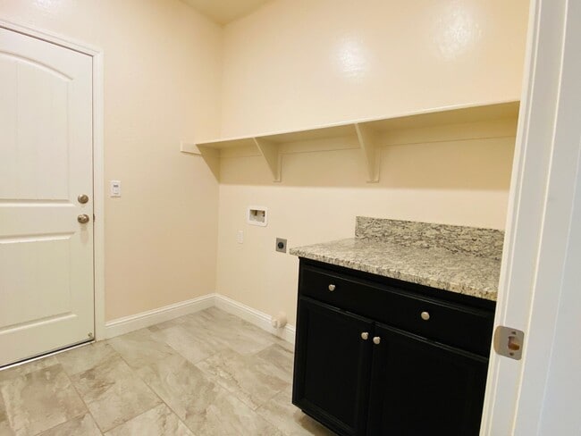 Building Photo - $3,195 Leonard & Shaw, 5 Beds - Alamos Ave...
