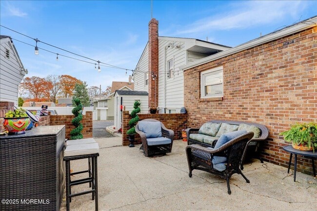 Building Photo - 144 Lower Main St